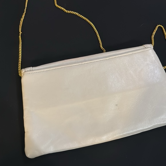 Vintage off white leather flap clutch with gold chain link strap - Picture 5 of 9